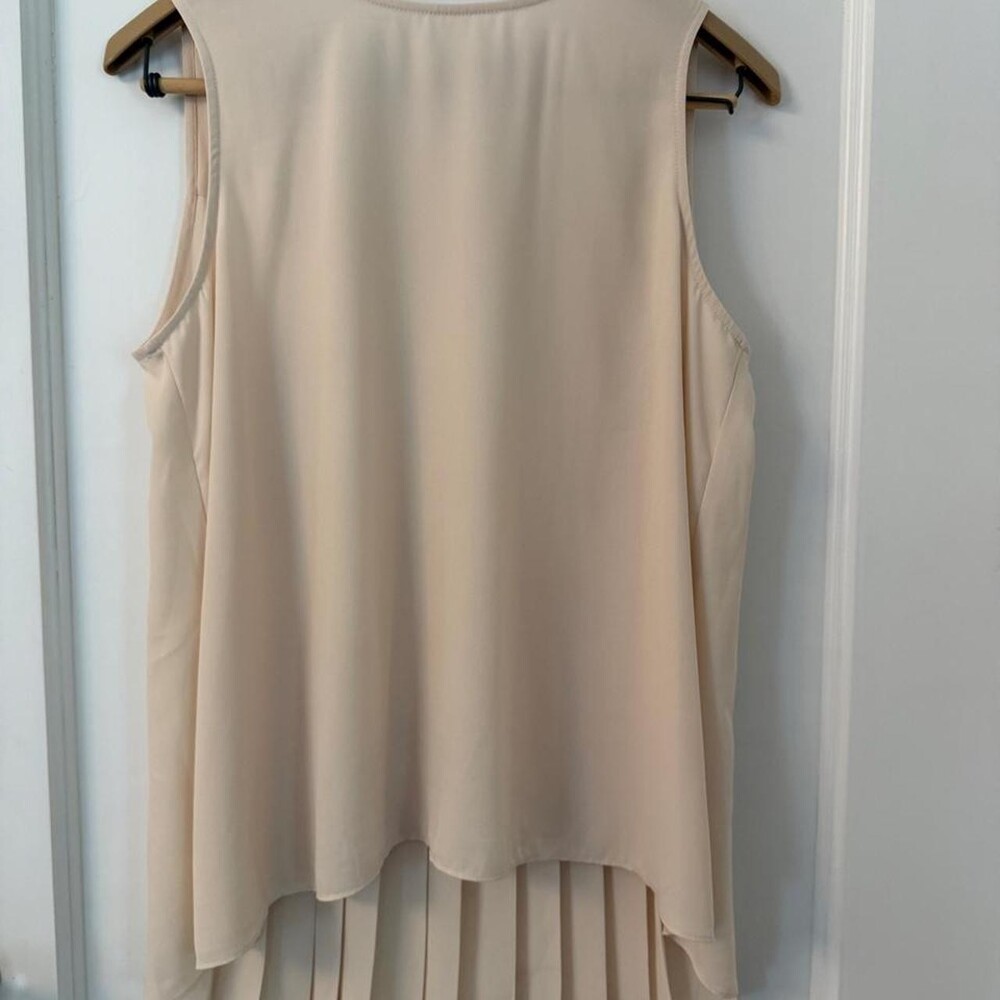 Vince Camuto cream pleated sleeveless shirt in size M #pleated #sleeveless